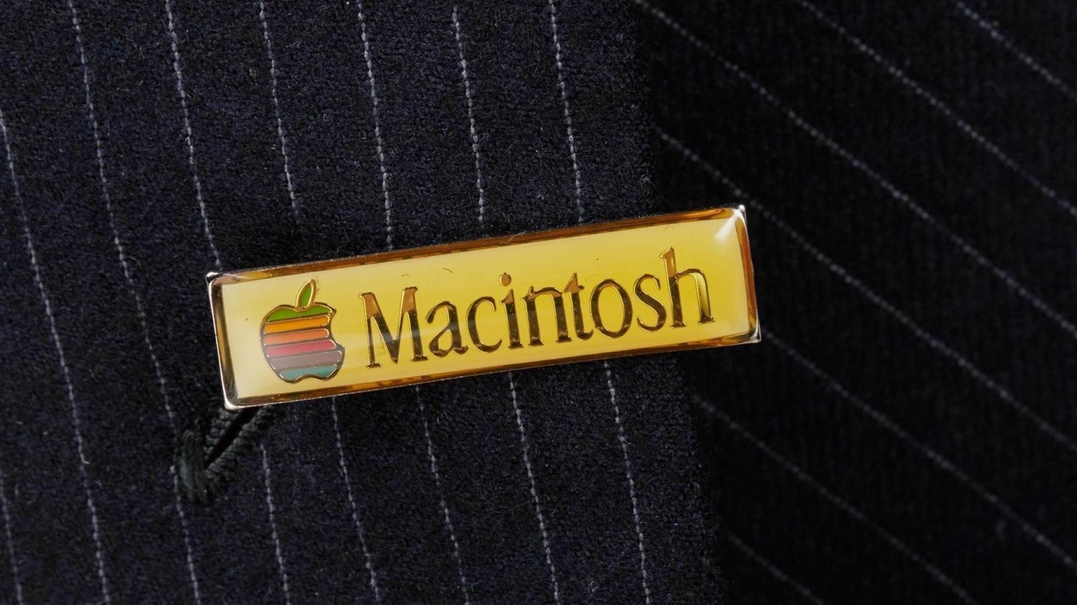 steve-jobs-macintosh-pin-1984-1-mactrast